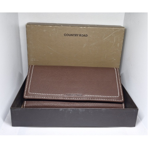 COUNTRY ROAD 19CM TRIFOLD FLAPOVER PURSE INSIDE ZIP SOFT LEATHER (BROWN) 6610